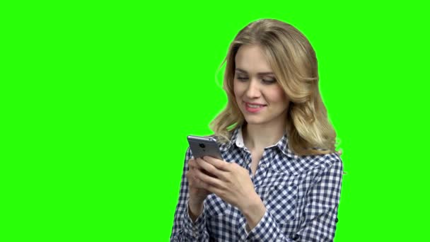 Mujer usando el teléfono en fondo de pantalla verde . — Vídeos de Stock