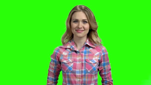 Vacker flicka skrattar högt på grön skärm. — Stockvideo