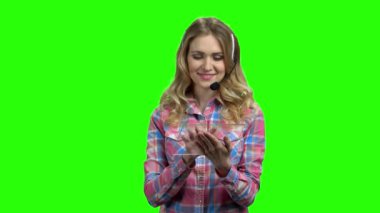 Dijital tableti ve kulaklığı olan genç bir kadın..