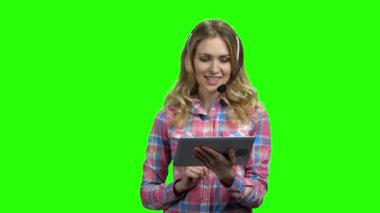 Dijital tablet üzerinde çalışan çağrı merkezi temsilcisi.