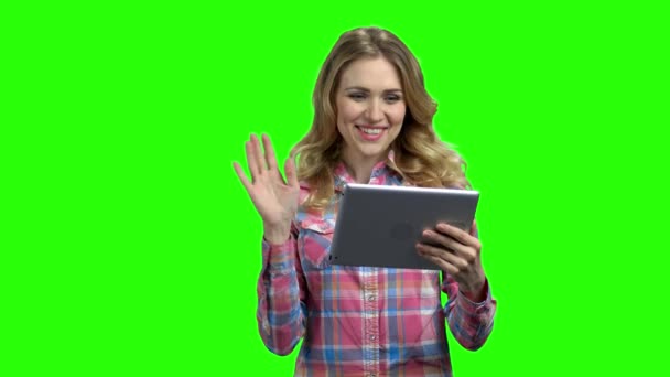 緑の画面でビデオ通話をしている女性. — ストック動画