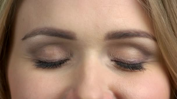 Close up mulher está abrindo os olhos . — Vídeo de Stock