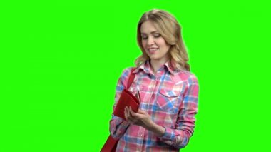 Genç bayan kırmızı çantasından para alıyor..