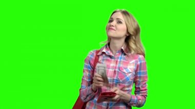 Dolar parası tutan genç ve tatmin olmuş bir kadın..