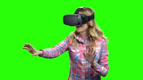 Young woman wearing virtual reality glasses — Stock Video