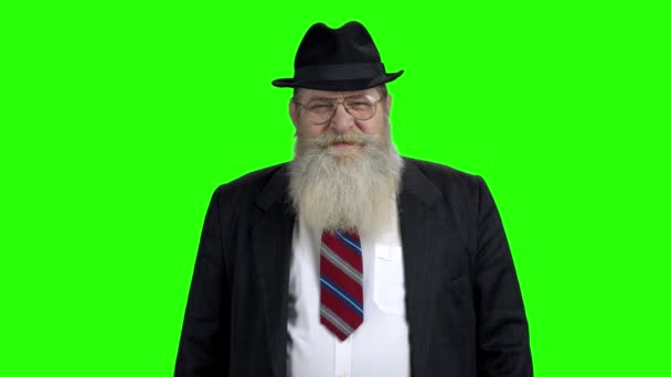 Уверенный бородатый бизнесмен на зеленом экране . — стоковое видео