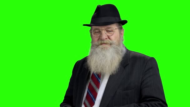 Confident senior man with beard on green screen. — Stock Video