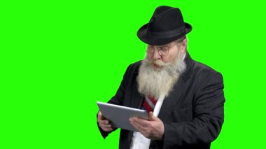 Eski mutlu şok adam tablet pc bakarak.