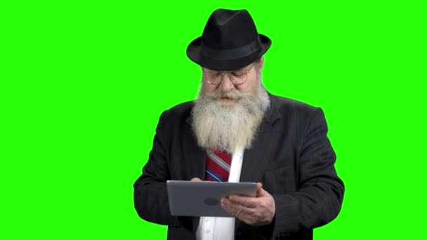 Old bearded businessman using digital tablet. — Stock Video