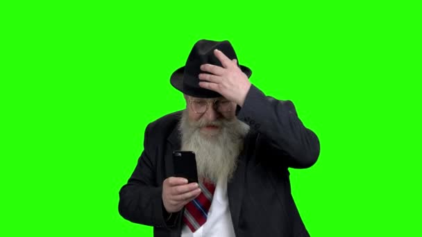 Grappig Senior man het nemen van een foto met de telefoon. — Stockvideo