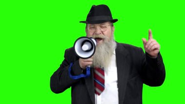 Elinde megafonla kıdemli bir adam..