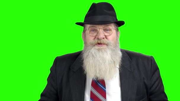 Senior bussinessman speaker op groen scherm. — Stockvideo