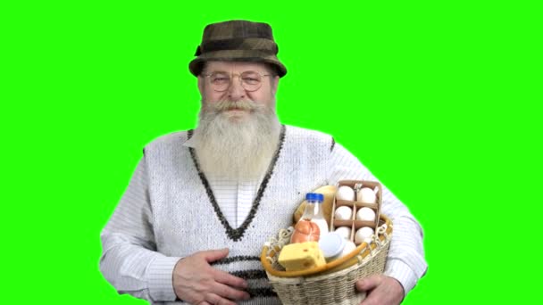 Portrét šťastného farmáře držícího košík mléčných výrobků. — Stock video