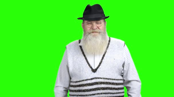 턱수염을 기르는 노인의 수염을 깎는 모습. — 비디오