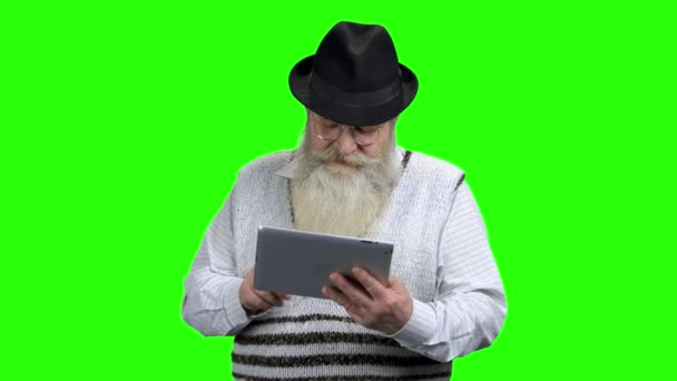 Senior bebaarde man met behulp van digitale tablet. — Stockvideo