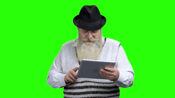 Glimlachende senior man met computer tablet. — Stockvideo