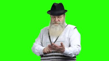 Şeffaf plastik cihaz kullanan sakallı yaşlı adam..