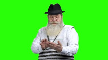 Yaşlı şaşkın adam şeffaf plastik cihaz kullanıyor..