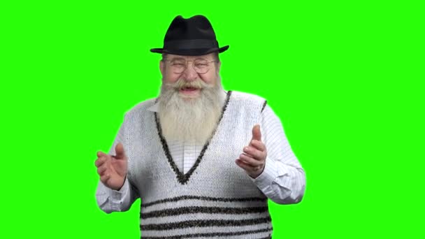 Пожилой бородатый мужчина смеется на зеленом экране . — стоковое видео