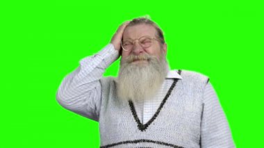 Yaşlı sakallı adam şiddetli baş ağrısı çekiyor..