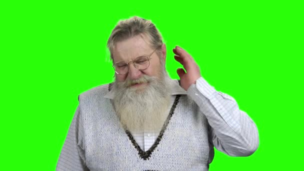 Homem velho com dor no pescoço na tela verde . — Vídeo de Stock