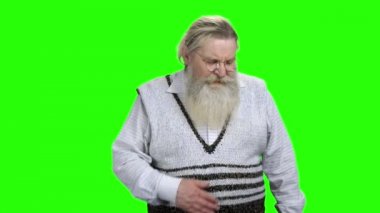 Yaşlı adam göğsünde rahatsızlık hissediyor..