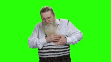 Yaşlı adam ani kalp krizi geçiriyor..