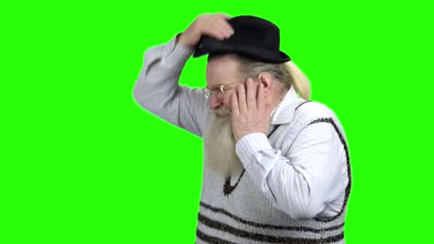Old desperate man on green screen. — Stock Video