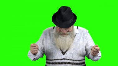 Çok neşeli yaşlı adam başarıyı kutluyor..