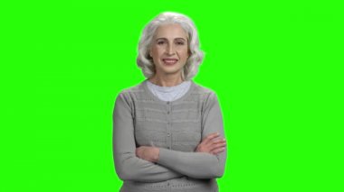 Yeşil ekranda katlanmış kolları ile Kıdemli kadın.