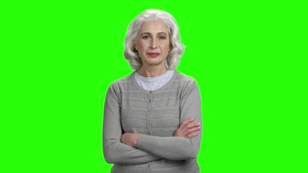 Starszy kobieta skrzyżowane ramiona na zielonym ekranie. — Wideo stockowe