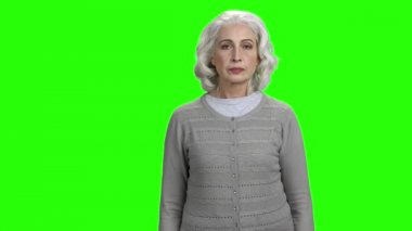 Kıdemli kadın elleriyle jest yapıyor..
