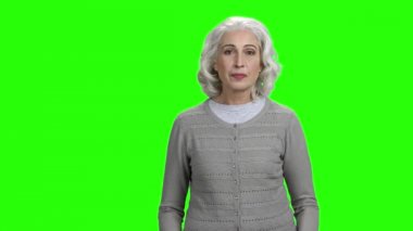 Yaşlı kadın bağırarak hareket ediyor..