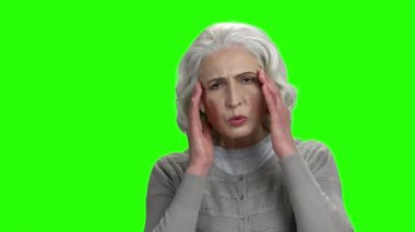 Yaşlı kadın yeşil ekranda migren muzdarip.