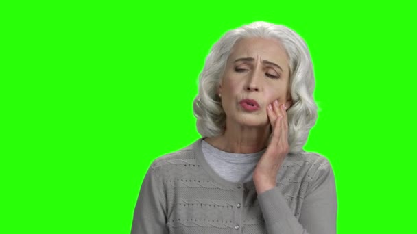Porträt einer Seniorin mit Zahnschmerzen. — Stockvideo