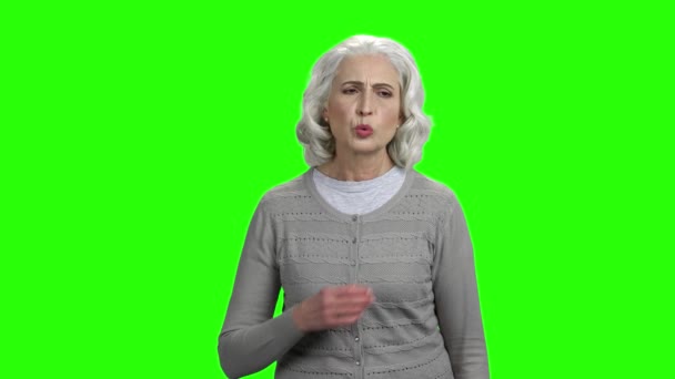 Старша жінка болить в грудях . — стокове відео