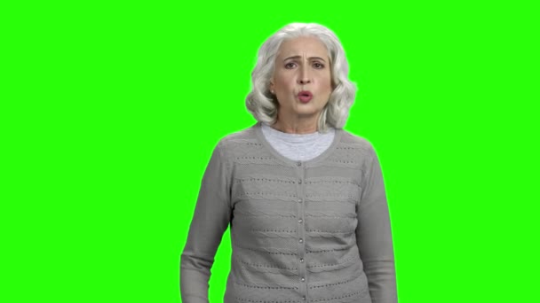 Äldre kvinna lider av ryggvärk. — Stockvideo