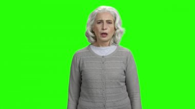 Kıdemli alerjik kadın yeşil ekranda hapşırma olduğunu.