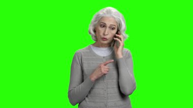 Üst düzey kadın cep telefonuyla konuşuyor..