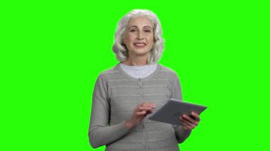 Dijital tablet kullanan mutlu bayan öğretmen.