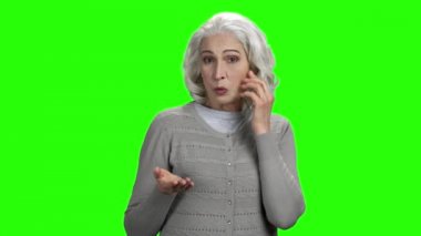 Kıdemli kadın fütüristik telefonda konuşuyor.
