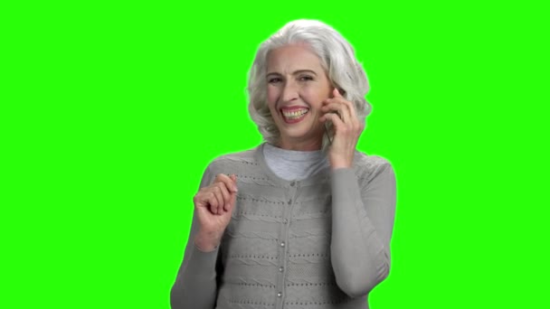 Lycklig Senior Kvinna pratar på transparent telefon. — Stockvideo