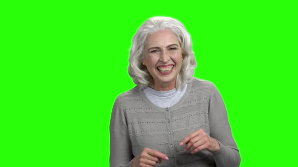 Lustige Seniorin lacht auf grünem Bildschirm. — Stockvideo