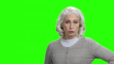 Kızgın olgun kadın kameraya konuşuyor.