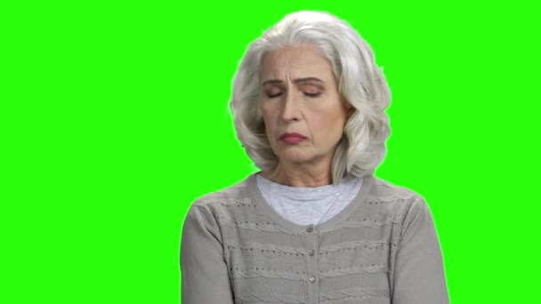 Porträt einer aufgebrachten älteren Frau auf grünem Bildschirm. — Stockvideo