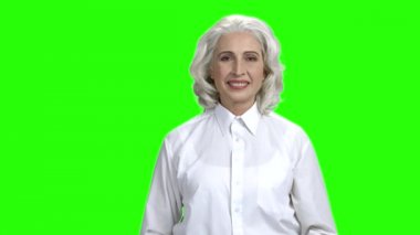 Yaşlı kadın iki parmağını kaldırıyor..