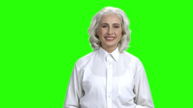 Gülümseyen yaşlı kadın, tamam işareti gösteriyor..