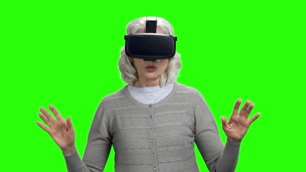 Vecchia donna che indossa occhiali di realtà virtuale . — Video Stock