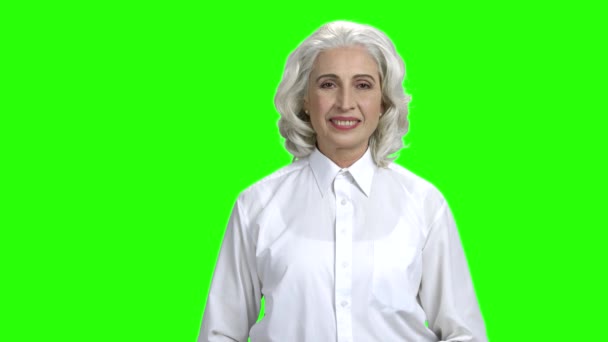 Ganska Senior Kvinna ger tummen upp på grön skärm. — Stockvideo