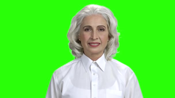 Portrait of senior woman on green screen. — Stock Video